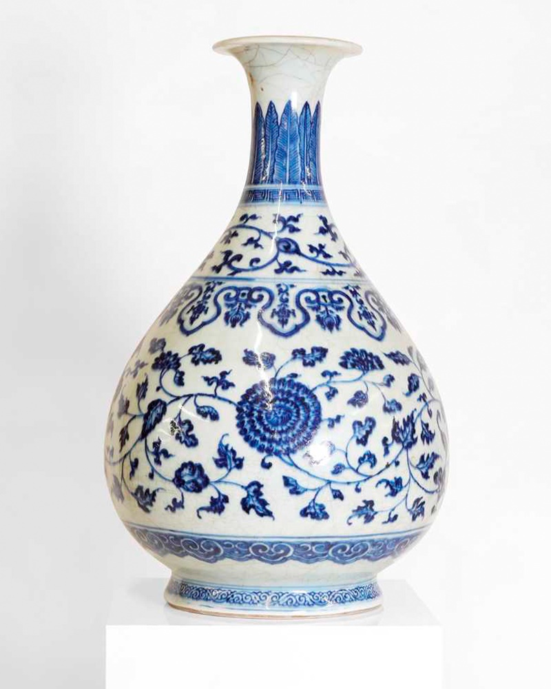 A Chinese blue and white yuhuchun vase (Sold for £29,900)